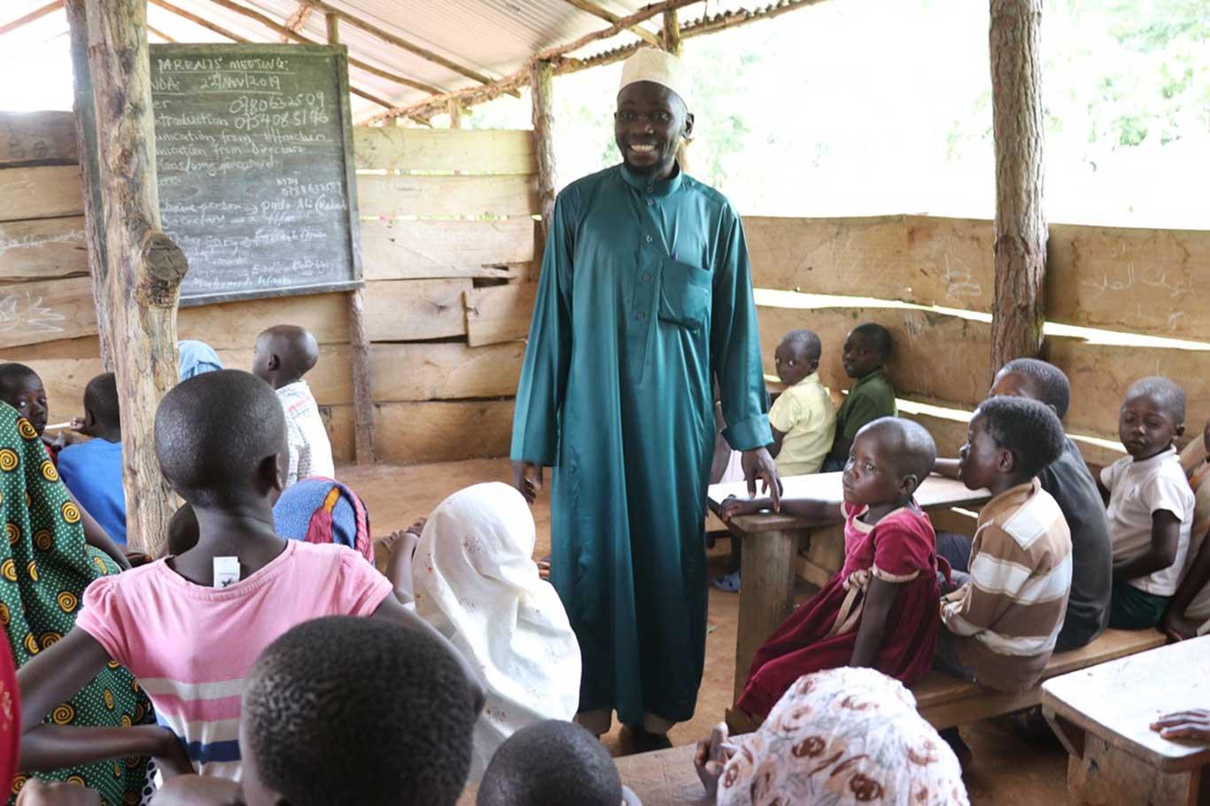 ​Uganda’da öğrenciler ağaç altında eğitim görüyor
